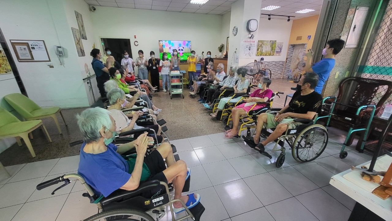 LINE_ALBUM_20230906九月慶生及長榮大學實習生傳球樂_230926_9.jpg 長榮大學學生帶團康
